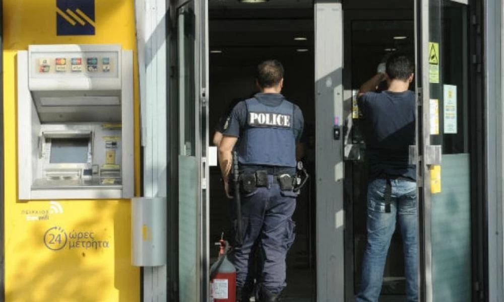 Νέες φωτογραφίες ντοκουμέντα από την ληστεία τράπεζας στη Μεταμόρφωση